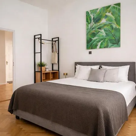 2br 98m2 Old Town With Pool Table And Free Parking!