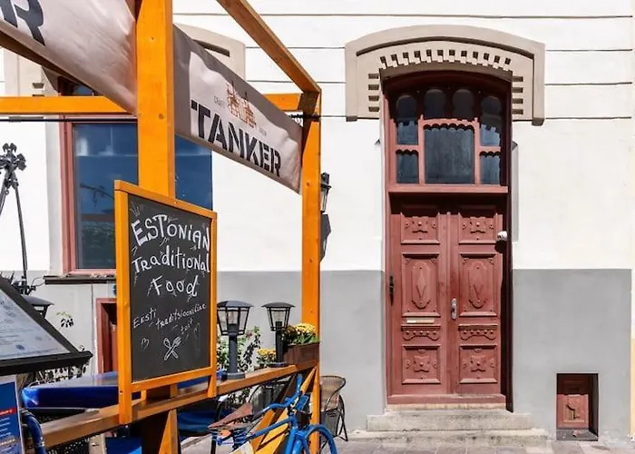 2br 98m2 Old Town With Pool Table And Free Parking!