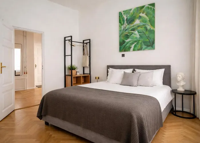 2br 98m2 Old Town With Pool Table And Free Parking!